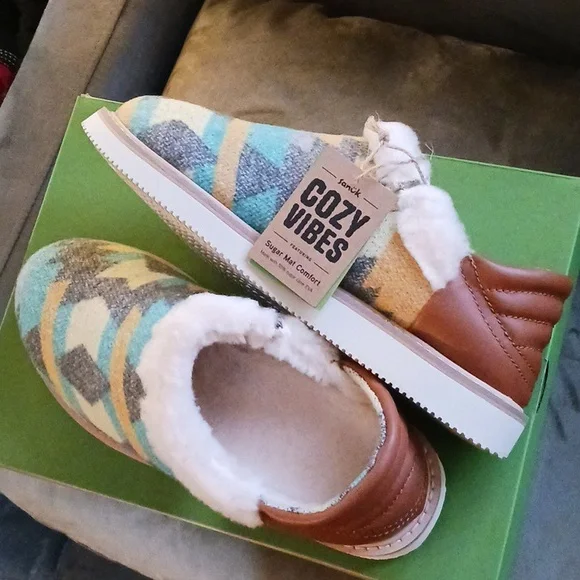 Sanuk Cozy Vibes Slippers - Picture 1 of 7